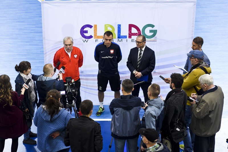 Elbląg, W konferencji z dziennikarzami wzięli udział (od lewej): trener Andrzej Bianga, kapitan zespołu Marcin Mikołajewicz i Tomasz Płoski, wiceprezes Warmińsko-Mazurskiego Związku Piłki Nożnej Elbląg, W konferencji z dziennikarzami wzięli udział (od lewej): trener Andrzej Bianga, kapitan zespołu Marcin Mikołajewicz i Tomasz Płoski, wiceprezes Warmińsko-Mazurskiego Związku Piłki Nożnej