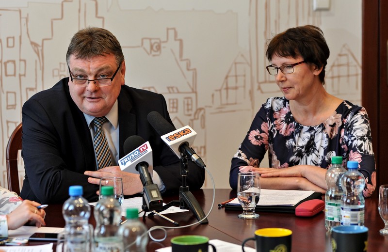 Elbląg, Na X Elbląskie Dni Recyklingu zapraszają władze miasta oraz ZUO. Na zdj. Witold Wróblewski i Grażyna Gaza Elbląg, Na X Elbląskie Dni Recyklingu zapraszają władze miasta oraz ZUO. Na zdj. Witold Wróblewski i Grażyna Gaza