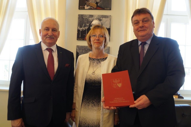 Elbląg, Umowę o dofinansowanie podpisali (od lewej): marszałek województwa Gustaw Marek Brzezin, Rozalia Grynis, skarbnik Elbląg oraz prezydent Witold Wróblewski Elbląg, Umowę o dofinansowanie podpisali (od lewej): marszałek województwa Gustaw Marek Brzezin, Rozalia Grynis, skarbnik Elbląg oraz prezydent Witold Wróblewski