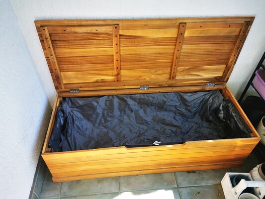 Sprzedam skrzynię balkonową drewnianą; 
Stan dobry+
Wymiary: 115cmx46x30 cm
kółka w komplecie;