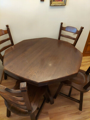 Elbląg Sprzedam piękny drewniany stół z 4 krzesłami. Wymiary  118 cm- przekrój wysokość 75 cm. Cena do negocjacji.