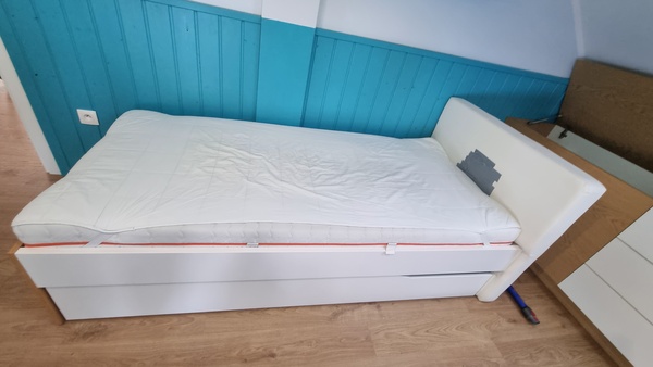 Elbląg Sprzedam łóżko z materacem 90x200 oraz z szufladą do pokoju dziecięcego. Łóżko ma uszkodzony zagłówek.