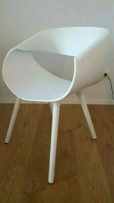 Sprzedam 2 nowoczesne krzesła, bardzo wygodne, szerokość ok.57 cm, wysokość 78 cm, głębokość około 53 cm. 
Wykonane są