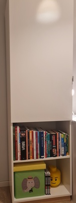 Elbląg Na sprzedaż: - szafa biała dwudrzwiowa o wym. szer. 100 cm, gł. 56 cm, wys. 205 cm - cena 300 zł - komoda szara