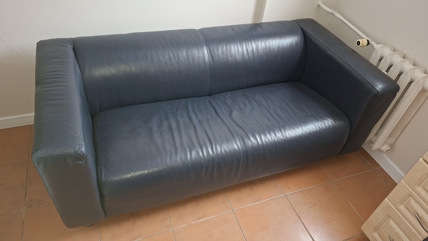 Elbląg Sprzedam sofę skórzaną. Kolor granatowy. Nie zniszczona ani popękana.
Wymiary: dł. 180cm, szer. 87cm, wys.