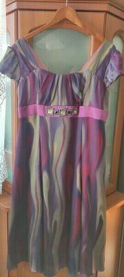 Elbląg Sprzedam bardzo ładną suknię wieczorową w kolorze fioletowym z oliwkowymi akcentami. 
Pod biustem ładne