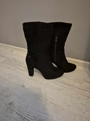 Elbląg Nowe eleganckie kozaki damskie krótsze - TAMARIS w rozmiarze 40.Wykonane z czarnego zamszu, idealne na