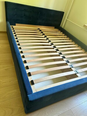 Sprzedam łóżko dwuosobowe w świetnym stanie z zagłówkiem bez materaca, do lekkiego odświeżenia za 800 PLN. 
Wymiary