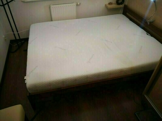 łóżko sosnowe z materacem 250 zł