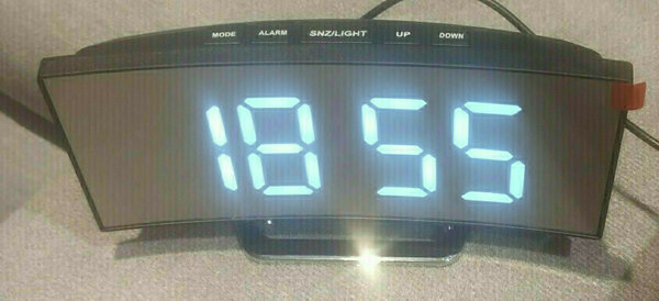 Elbląg Cyfrowy budzik LED Elektroniczny budzik Cyfrowy wyświetlacz LED z dużym lustrem 
Model: Zegar
