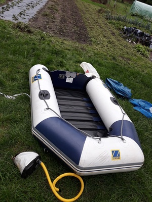 Elbląg Ponton ZODIAC C240 z wyposażeniem, w komplecie:
- ponton ZODIAC C240
- pompka nożna
- dwa oryginalne wiosła i