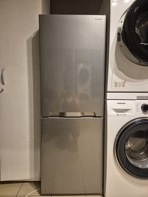 Elbląg Sprzedam lodówkę firmy SHARP w stanie bardzo dobrym. Lodówka jest w pełni sprawna, jedyne wady to zarysowanie