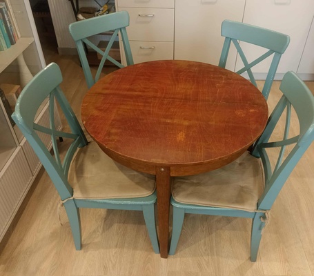 Elbląg Na sprzedaż zestaw 4 krzesła Ingolf Ikea oraz okrągły stół. Stół jest drewniany, rozsuwany, antyk. Wymiar stołu