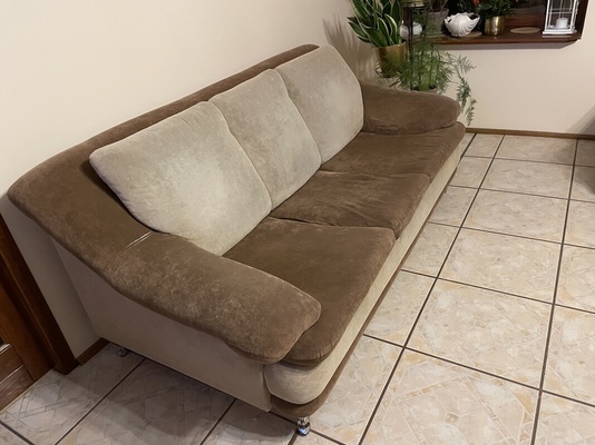 Elbląg KANAPA + FOTEL
Wygodna i pojemna sofa z funkcją spania oraz fotel, w kolorze beżowo-brązowym - stan jak na