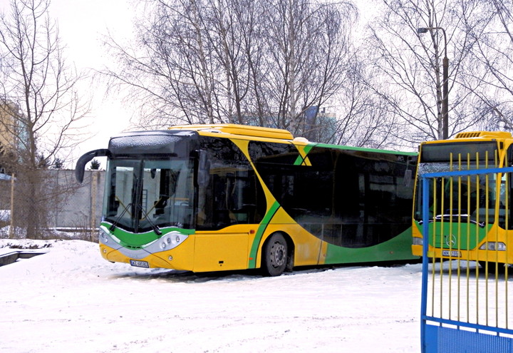 AMZ CS12LF w Elblągu. Jeden z pojazdów nowego przewoźnika - Warbusa z Warszawy. (Styczeń 2014)
