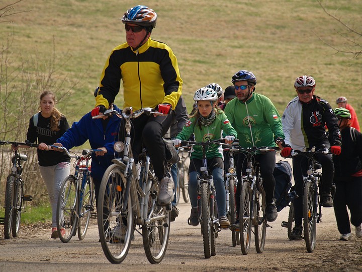 "Jeździć każdy może". W niedzielę 6 kwietnia odbyła się I edycja "Miejskich wycieczek rowerowych" zorganizowana dla mieszkańców naszego miasta. Trasa wiodła szlakami Wysoczyzny Elbląskiej. (Kwiecień 2014)