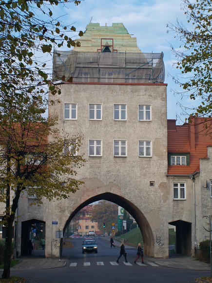 Brama nabiera nowego wyglądu. Ruszyły prace przywracające bramie przy ulicy Pionierskiej jej dawny wygląd. (Październik 2014)