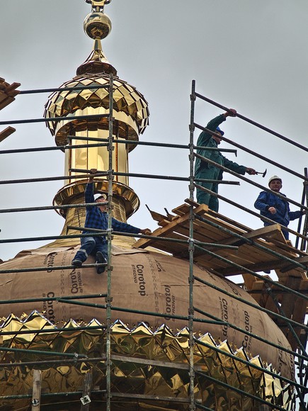 Jak w Elblągu cerkiew budowano . . . .. Prace na szczycie dzwonnicy cerkwi przy ulicy Traugutta - wrzesień 2014
