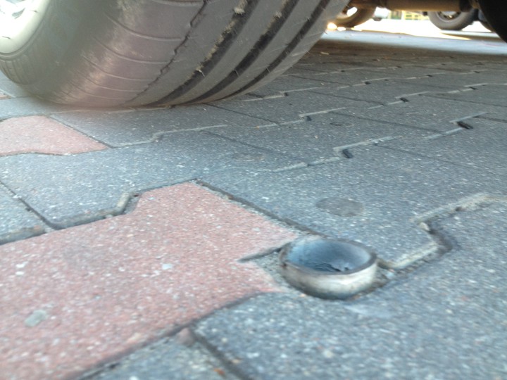 Przecinak do opon. Starannie zaostrzone kątówką pozostałości rur na parkingu Kauflandu (Sierpień 2015)