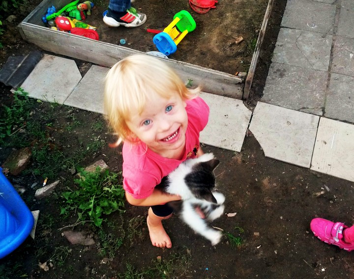 RADOŚĆ DZIECKA. Dziewczynka z kotem KRZEWSK MAŁY (Wrzesień 2015)