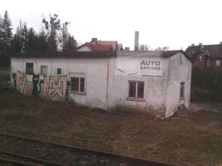 Tu naprawią Twoje auto :). Luksusowe centrum napraw samochodów, w Pasłęku ( widok z okna pociągu ) (Marzec 2016)