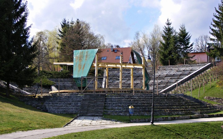 Ogrodzony Amfiteatr czeka. ..... (Kwiecień 2016)