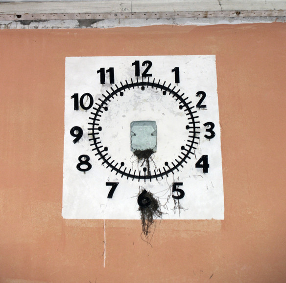 ZATRZYMANY CZAS. Zdewastowany zegar na Dworcu Kolejowym we Fromborku. Niech każdy sam przypomni sobie czasy kiedy działał. Wyznaczał chwile czasem przyjemne, czasem mniej ale jak dla nas ważne.