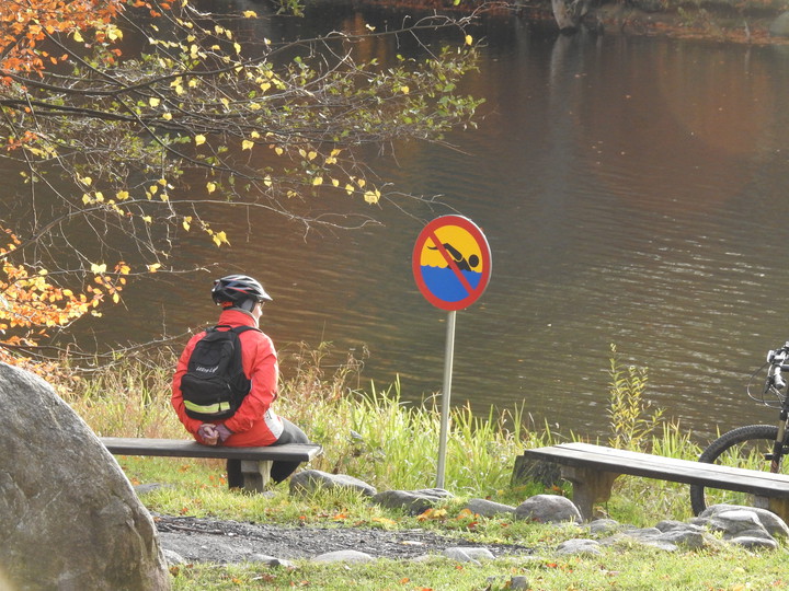 Dla rowerzystów też zakaz. Jesienna fota znad Jeziora Martwego w Jeleniej Dolinie (Październik 2016)