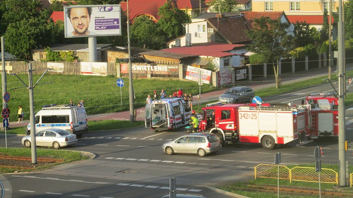 Potrącenie rowerzysty: skrzyżowanie ul. Niepodległości - płk. Dąbka. Wszystkie służby stawiły się w parę minut (Lipiec 2017)