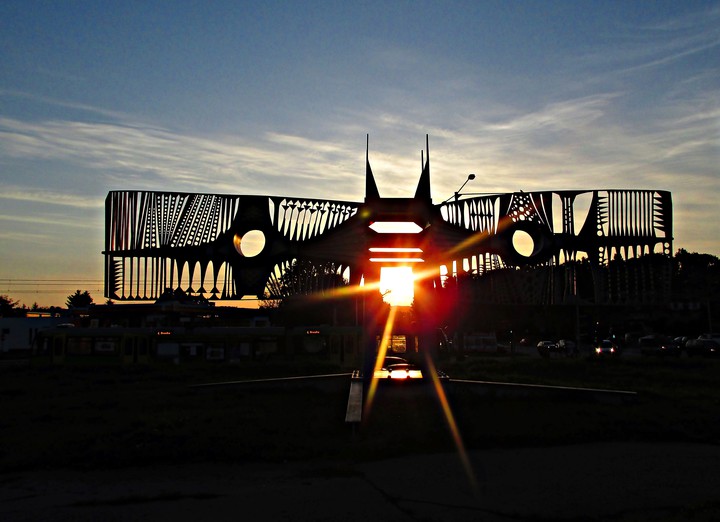 Batman o wschodzie słońca.