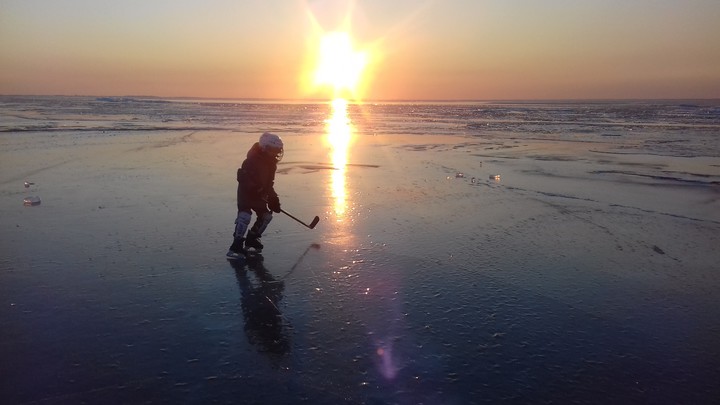 Hokej przy zachodzie słońca w Kadynach.