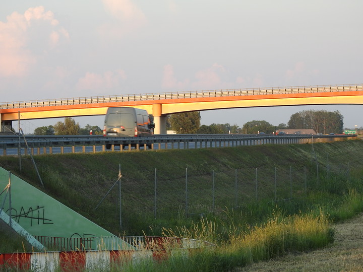 Konstrukcje współczesności. Komorowo Żuławskie. Węzeł pieszo-drogowo-kolejowy przy trasie S-7. (Lipiec 2018)