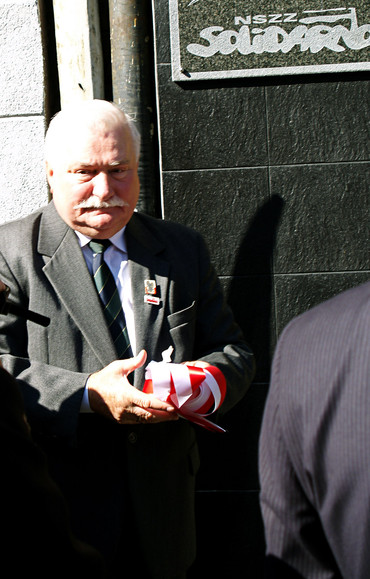 Osobistość. W ramach obchodów rocznicy podpisania Porozumień Sierpniowych odsłonięto dziś tablicę upamiętniającą dawną siedzibę Zarządu Regionu elbląskiego NSZZ "Solidarność" . Dokonał tego były Prezydent RP Lech Wałęsa