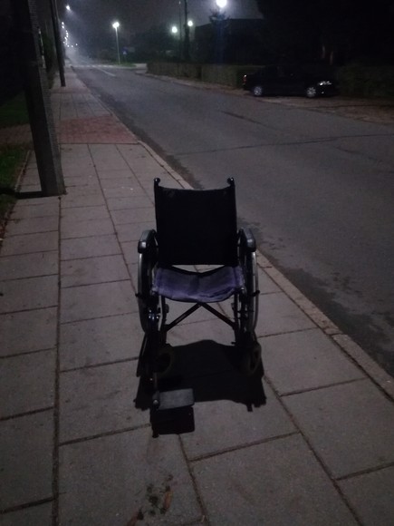 Pozostawiony na pastwę losu wózek inwalidzki. Informuję z góry, że wózek był widziany o godz. 18 i 22 czyli pozostawiony.