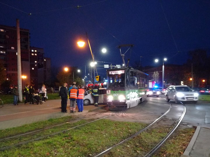 Wypadek. Kolejne zdjęcie przedstawiające wypadek tramwaju i auta na Placu Grunwaldzkim
