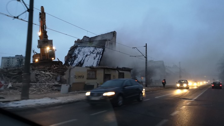 Szary wiruje pył. Wyburzenie budynku przy ulicy Hetmańskiej