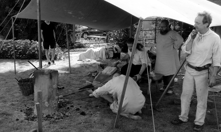 Tradycyjny wytop żelaza. Strefa Hefajstosa na dziedzińcu Muzeum Archeologiczno-Historycznego w Elblągu