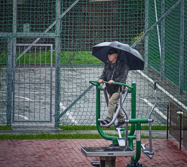 "Tylko dla wytrwałych". Siłownia pod chmurką na ulicy Żeglarskiej. Nawet najgorsza pogoda nie odstrasza jej stałych bywalców i zawsze można znaleźć jakiś sposób na deszcz. (Listopad 2019)