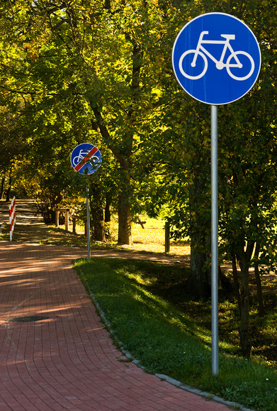 ... najkrótsza ścieżka rowerowa w Elblągu :).  (Październik 2012)