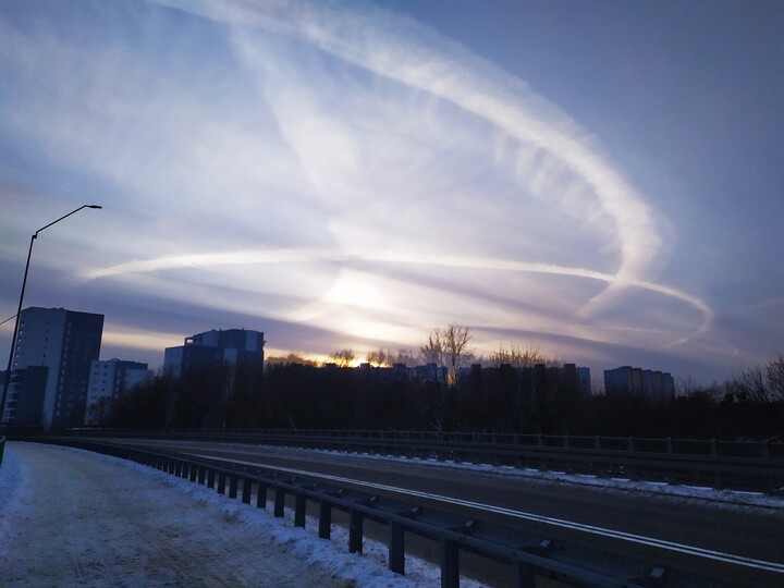 Czyżby UFO nad Elblągiem ?. Zdjęcie zrobione przed zachodem Słońca z mostu na Babicy. Zadziwia kształt chmur CIRRUS LOTUS które tworzą formalnie samoloty.