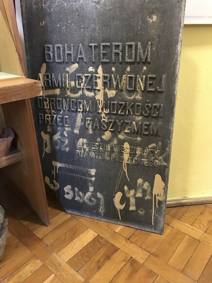 Uratowana tablica. Eksponat w Izbie Historycznej na Zamku w Pasłęku (Kwiecień 2022)