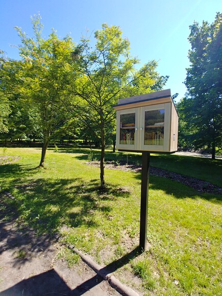 Karmnik dla "moli książkowych". Park Modrzewia (Czerwiec 2022)