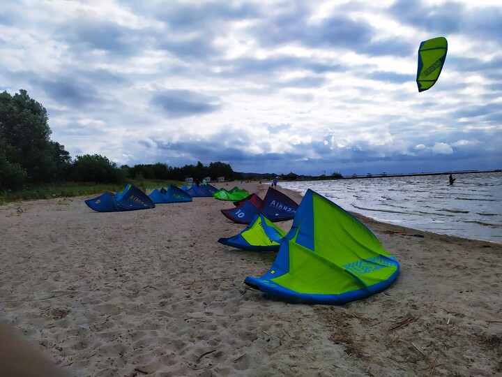 Desant na plaży w Kadynach.. Kitesurfing coraz bardziej popularny na Zalewie Wiślanym. Mozna spróbować swoich sił wypożyczając sprzęt. Zalew jest płytki, więc nie ma dużych zagrożeń. (Sierpień 2022)