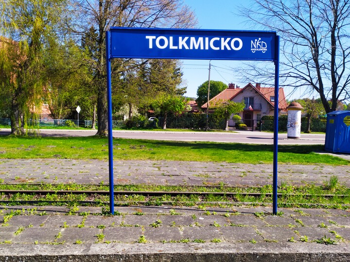 Nadzalewowa Kolej Drezynowa -stacja  Tolkmicko. Drezyny czekają na tej stacji na pierwszych chętnych. Niedługo rozpocznie się sezon na najatrakcyjniejszej linii kolejowej normalnotorowej w Polsce tylko dlaczego na drezynach ? (Maj 2023)