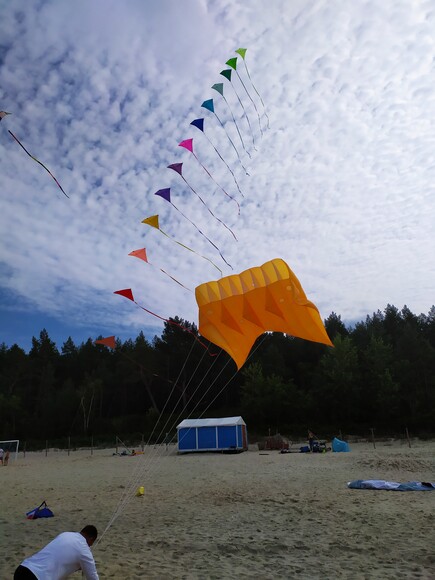 Latawce, plaża, morze i wiatr. Konkurs puszczania latawców w Kątach Rybackich nad morzem.