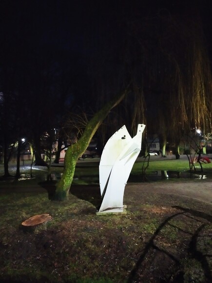 Elbląski anioł stróż. Forma przestrzenna w Parku Kajki sfotografowana wieczorom roztacza tajemniczą aurę wokół siebie. (Luty 2024)