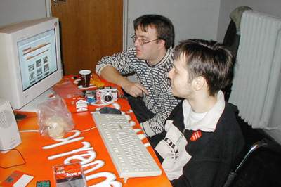  
Michał Rusinowski (po prawej) od rana do późnego wieczora dyżurował przy aktualizacji internetowej strony Orkiestry