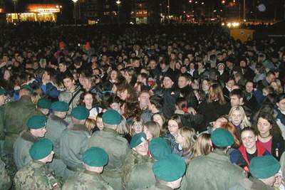  
Na placu przed Wojewódzkim Ośrodkiem Kultury zebrała się spora grupa mieszkańców