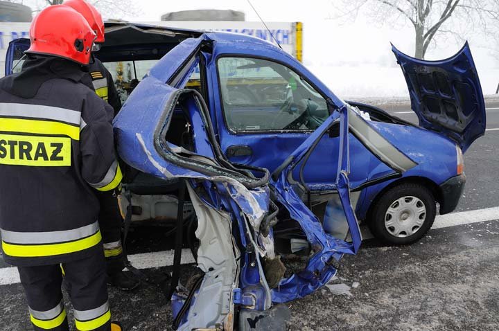 Wypadek w Kazimierzowie - dwie osoby ranne zdjęcie nr 41793