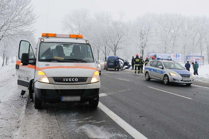 Wypadek w Kazimierzowie - dwie osoby ranne zdjęcie nr 41788